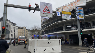 Aktivisten klettern auf Ampelanlage in Gießen