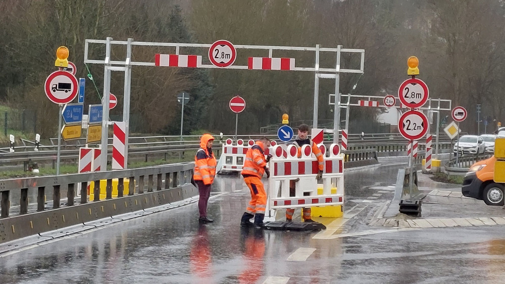 Um die Durchfahrtssperre für LKW noch deutlicher zu machen wurde in Abstimmung mit der Straßenverkehrsbehörde beim Regierungspräsidium Kassel ein weiterer Rahmen mit Höhen- und Breitenbeschränkung installiert.