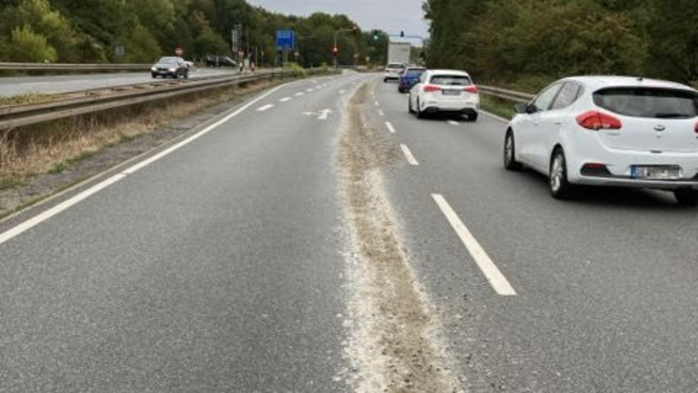 Betonmischer verliert Ladung bei Langen