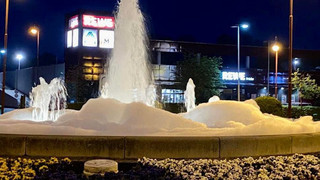 Unbekannte schäumen Brunnen in Stadtallendorf