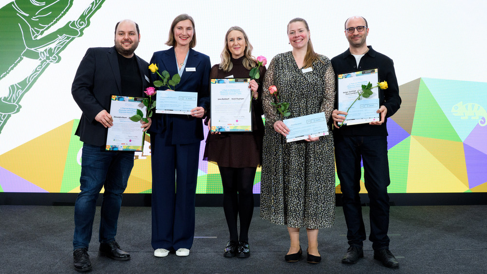 Die Preisträger der Kategorie „Unterricht innovativ“, Philipp Rohleder (l-r) und Alexandra Baum von der Gerhart-Hauptmann-Schule in Griesheim (Hessen), Jana Rotthoff und Heidi Rupieper von der Schillerschule in Oberhausen (Nordrhein-Westfalen), und Holger Seefried vom Deutschhaus-Gymnasium in Würzburg (Bayern) stehen nach der Preisvergabe des Deutschen Lehrkräftepreises zusammen.