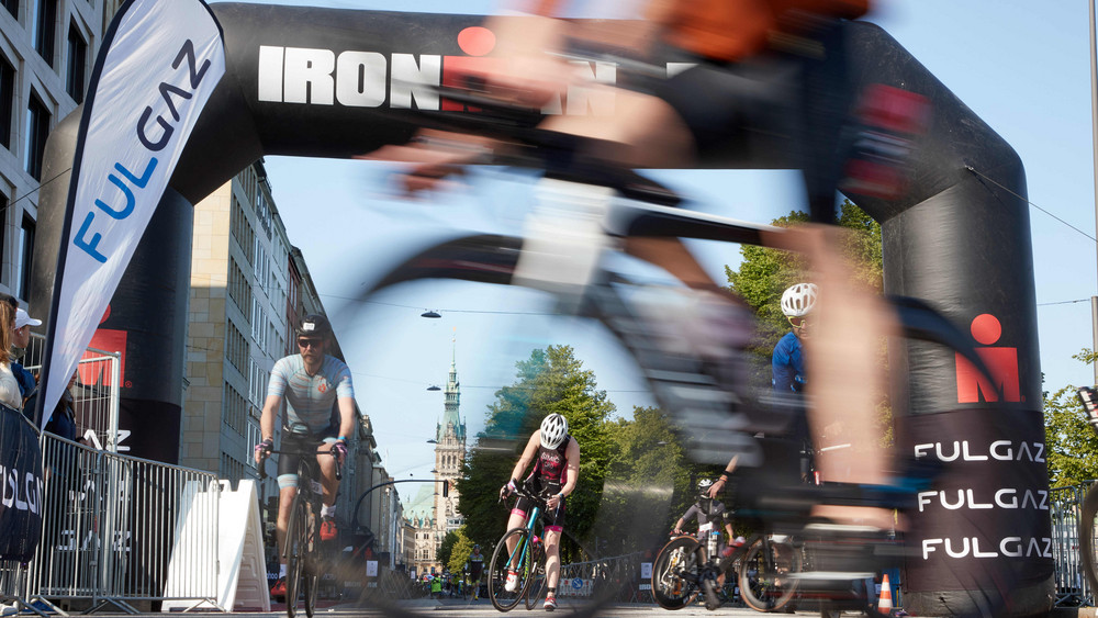 Triathleten bei der Ironman-EM in Hamburg sind auf dem Rad unterwegs.