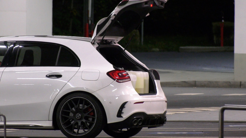 Die Täter haben offenbar einen weißen Mercedes-AMG auf dem Parkplatz stehen lassen.