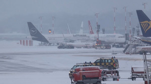 Extremwetterlage in Deutschland: Großeinsatz am Flughafen Hamburg
