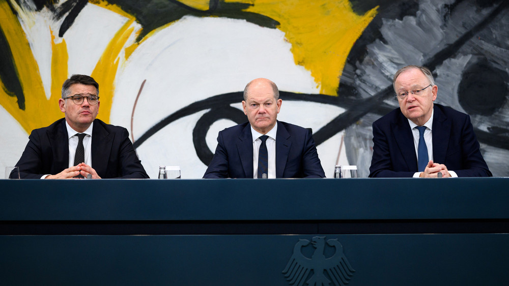 Hessens Ministerpräsident Boris Rhein (CDU), Bundeskanzler Olaf Scholz (SPD) und Stephan Weil (SPD), Ministerpräsident von Niedersachsen, stellen auf einer Pressekonferenz die Ergebnisse des Bund-Länder-Gipfels im Bundeskanzleramt vor.
