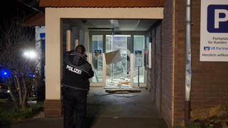 Geldautomat in Guxhagen gesprengt - Trümmer fliegen meterweit