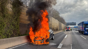 Geländewagen brennt lichterloh auf A66 bei Langenselbold