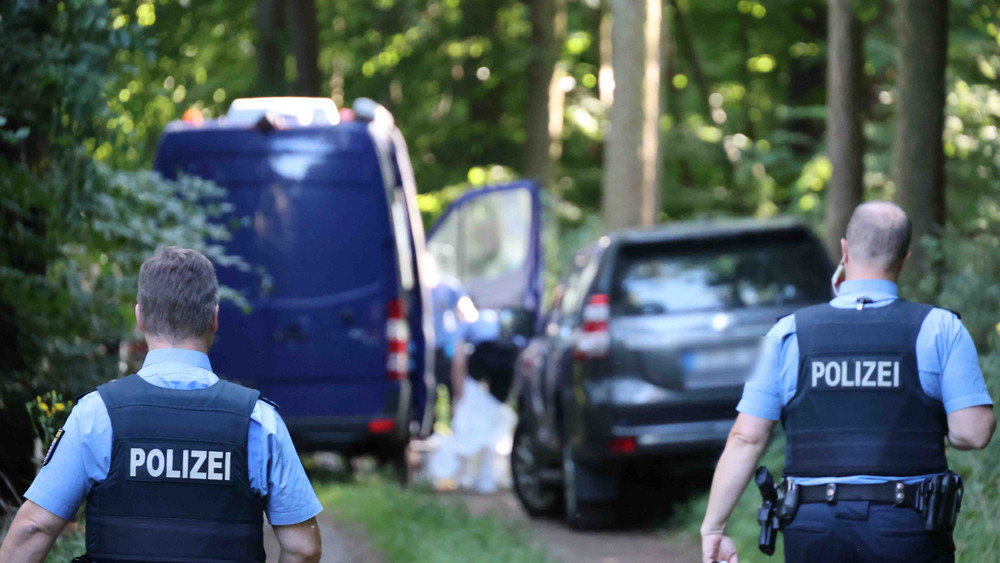 In Wildeck hat die Polizei zwei Leichen in einem Waldstück gefunden - und mittlerweile eine Person festgenommen. 