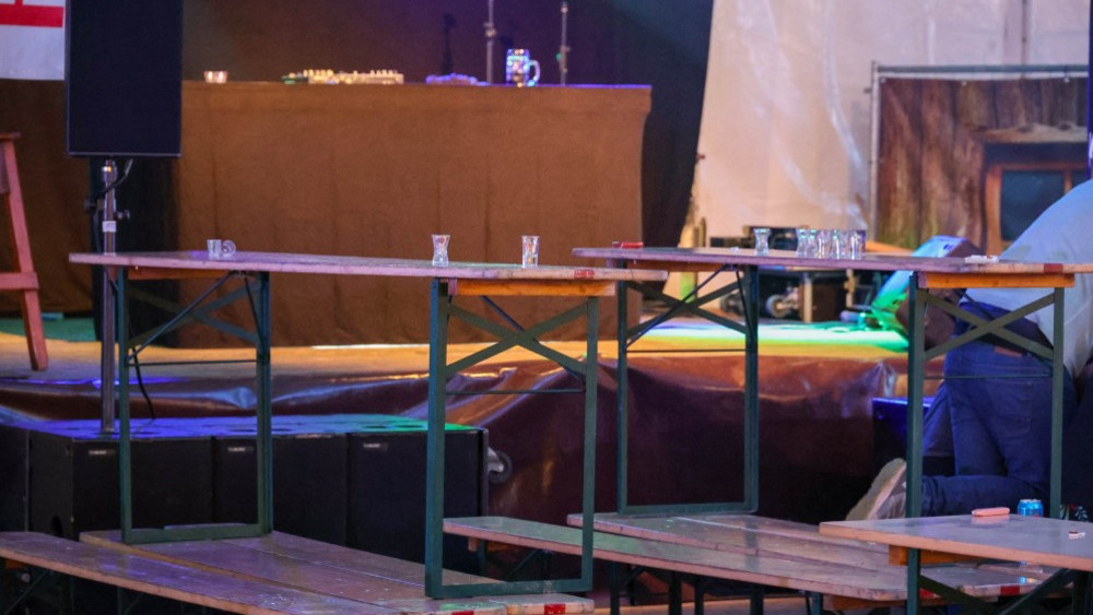 Beim Schützenfest auf der Fuldaer Ochsenwiese sind zwei Männer mit einem angegriffen und verletzt worden.