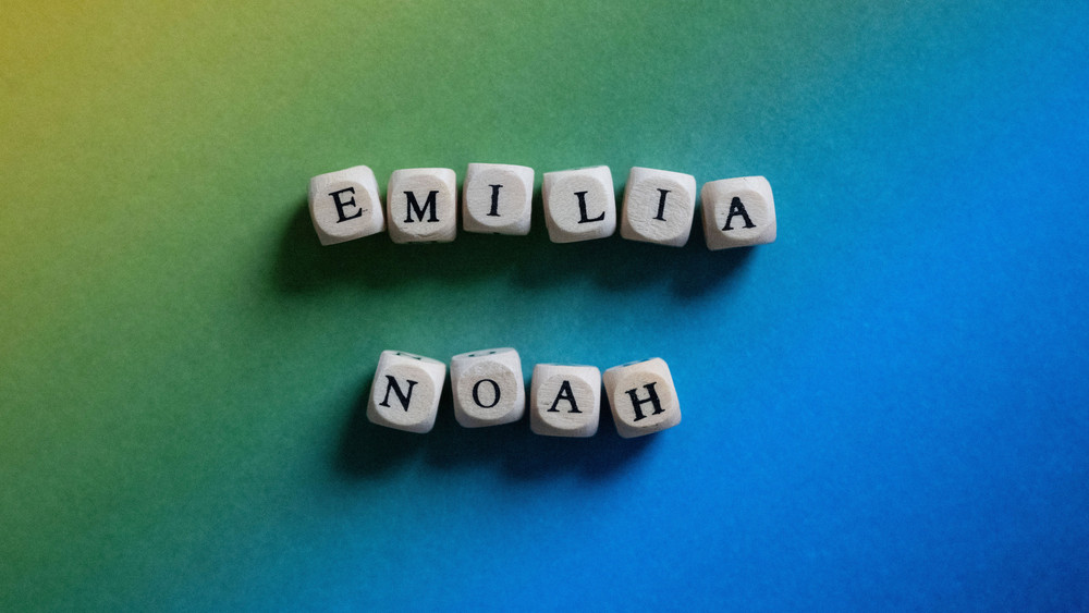 Holzwürfel mit Buchstaben, aus denen beliebten Vornamen Emilia und Noah gelegt wurden