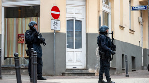 SEK-Einsatz in Wiesbaden: Frau verschanzt sich mit Waffe in Wohnung