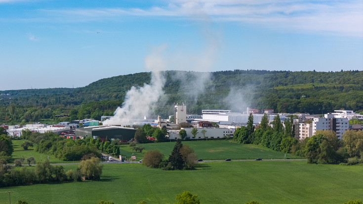 Brand in Entsorgungsbetrieb in Kelkheim: große Rauchwolke