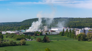 Brand in Entsorgungsbetrieb in Kelkheim: große Rauchwolke