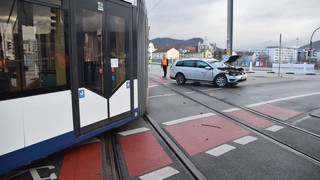 Unfall in Heidelberg: Straßenbahn entgleist nach Kollision mit Auto