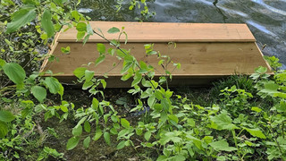 Hölzerner Sarg schwimmt im Main bei Hanau