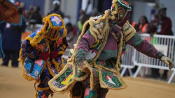 Maskierte Tänzer füllen Porto-Novos Straßen beim Benin-Maskenfest