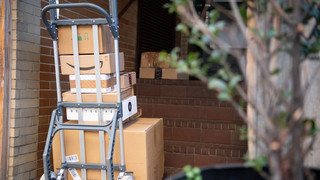 Pakete zuhause abholen lassen: So gehts mit DHL, Hermes & Co