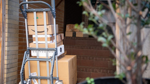 Pakete zuhause abholen lassen: So gehts mit DHL, Hermes & Co