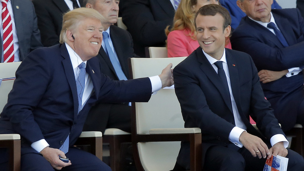 Der französische Präsident Emmanuel Macron (vorne, r) und US-Präsident Donald Trump (vorne, l) nehmen an der Parade auf dem Champs Elysees anlässlich Frankreichs Nationalfeiertag teil. US-Präsident Donald Trump hat jetzt das Pentagon mit der Planung einer eigenen Militärparade beauftragt (Archivbild).