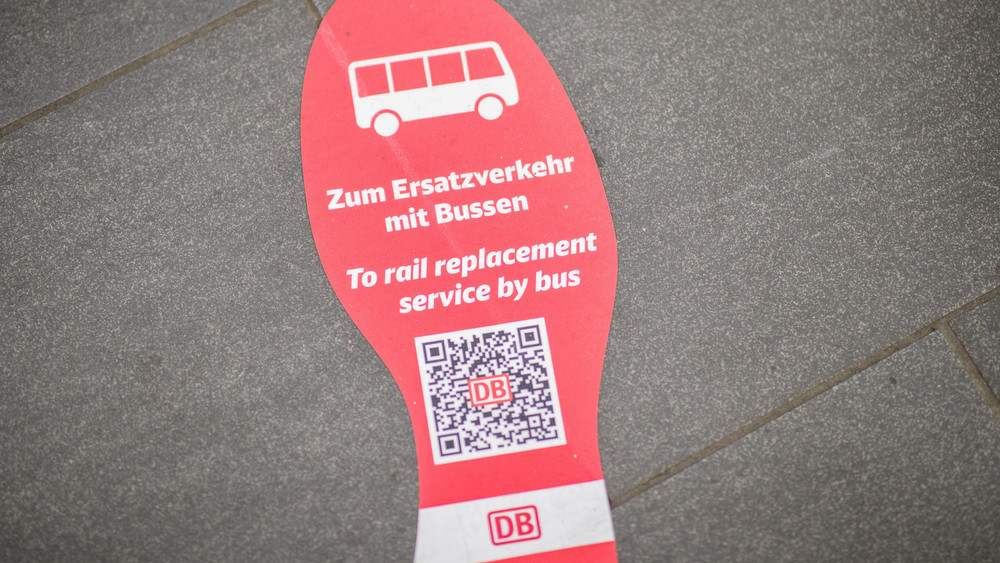 Auf der Bahnstrecke zwischen Schlüchtern und Hanau fahren ab heute Abend für sechs Tage nur noch Busse (Symbolbild). 