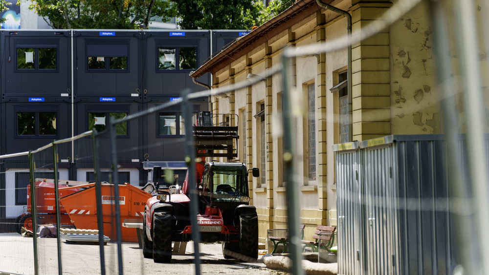 Baugeräte stehen auf einem Schulgelände in der Launitzstraße in Frankfurt, hier findet der Unterricht in Containern statt.