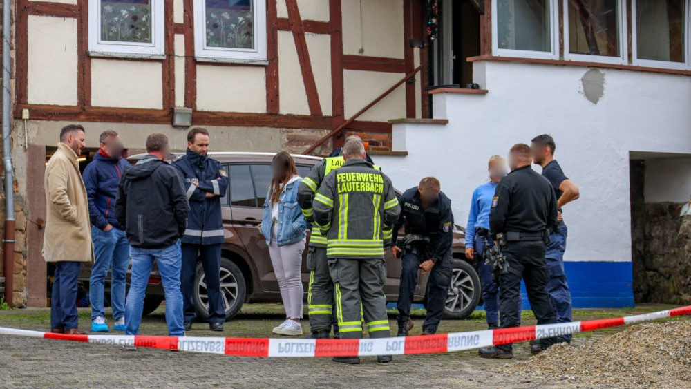 Ermittler vor dem Haus in Wernges, wo das Vermieterpaar eine Frau wochenlang misshandelt und letztlich getötet haben soll.