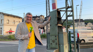 Langes Warten in Rüdesheim: Bahnübergang lässt Autofahrer verzweifeln