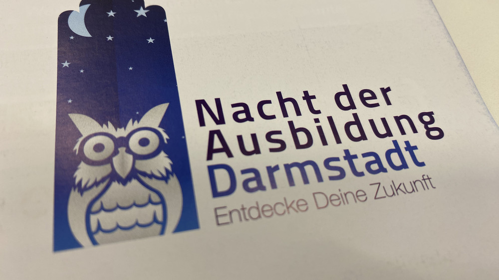 Ein Flyer weist darauf hin: Am 10. März 2023 findet in Darmstadt wieder die "Nacht der Ausbildung" statt.