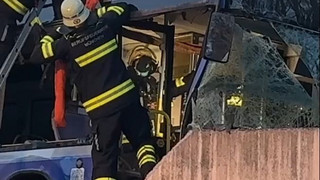 Bus kracht gegen Mauer in München – 13-jähriges Mädchen stirbt