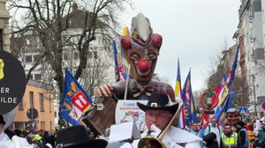 Es geht los: Rosenmontagsumzug schlängelt sich durch Mainz