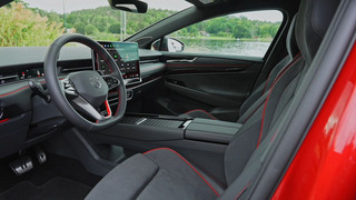 Konzeptionell geht Volkswagen mit dem ID.7 im Interieur generell einen neuen Weg: Als einziges Fahrzeug seiner Klasse verfügt der VW serienmäßig über ein Augmented-Reality-Head-up-Display. Das eigentliche digitale Cockpit ist deshalb relativ klein, da das