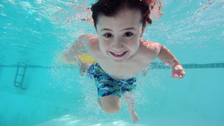 Die größten Schwimmbad-Mythen: Chlor-Geruch und grüne Haare