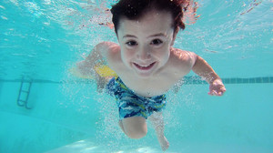 Die größten Schwimmbad-Mythen: Chlor-Geruch und grüne Haare