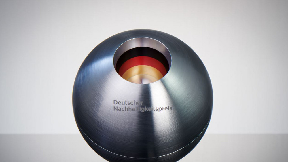 Eine silberne Kugel mit den inneliegenden Farben der deutsche Flagge steht für den Nachhaltigskeitspreis