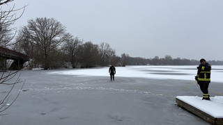 Auf Eisfläche eingebrochen: Feuerwehr Kassel übt Ernstfall
