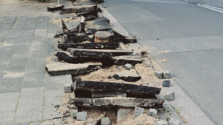 Hochheim: Baggerfahrer reißt Straße auf jetzt über 10.000 Euro Schaden