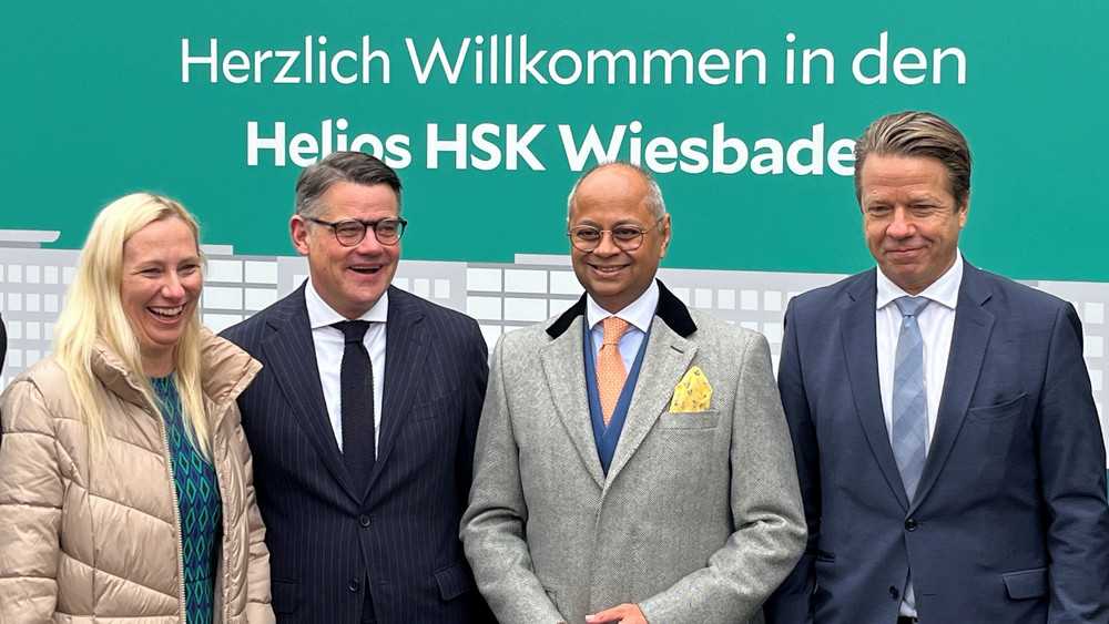 Strahlende Gesichter bei der Eröffnung der neuen Helios-HSK-Klinik: Gesundheitsministerin Stolz, Ministerpräsident Rhein, Freseniums-Vorstands-Vorsitzender Sen und Freseius/Helios-Vorstand Möller.