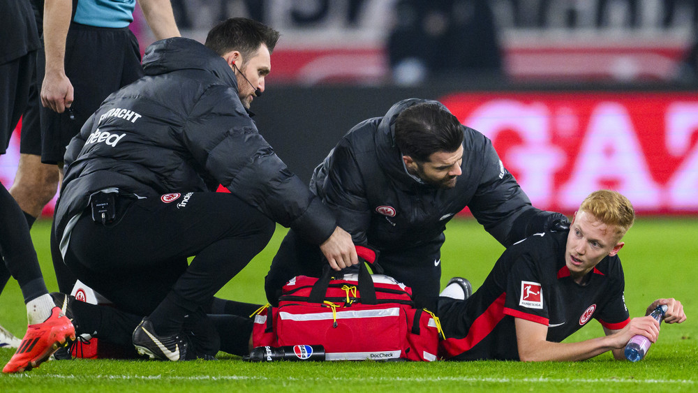 Eintracht-Spieler Hugo Larsson musste im vergangenen Bundesliga-Spiel gegen den VfB Stuttgart verletzt ausgewechselt werden.