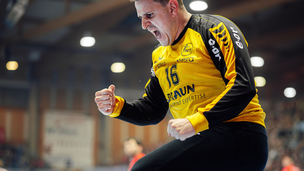 MT-Torwart Nebojsa Simic feiert den Sieg gegen Hannover