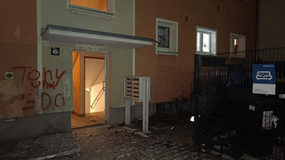 Eingangsbereich zerstört: Explosion vor Frankfurter Wohnhaus