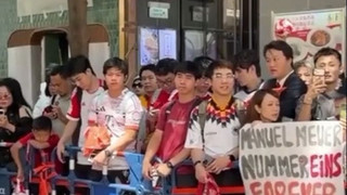 Bayern-Fieber in Hongkong: Fans bereiten Münchnern lautstarken Empfang