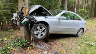 Schwerer Unfall bei Hosenfeld: 75-Jährige fährt frontal in Baum