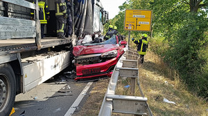 Auf der B44 in Riedstadt: Auto zwischen Lkw und Leitplanke eingekeilt