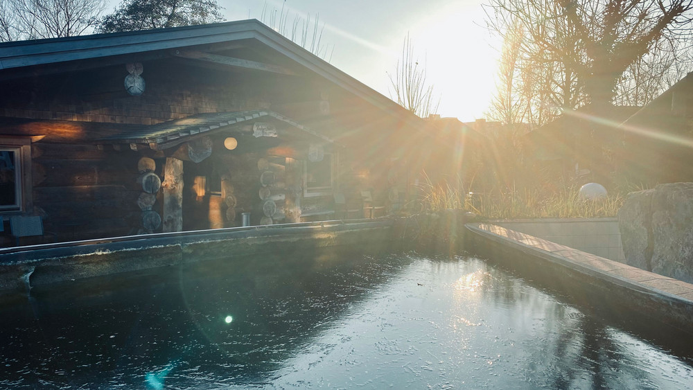 Wellness in Mainaschaff: Eine Blockhaus-Sauna von außen.