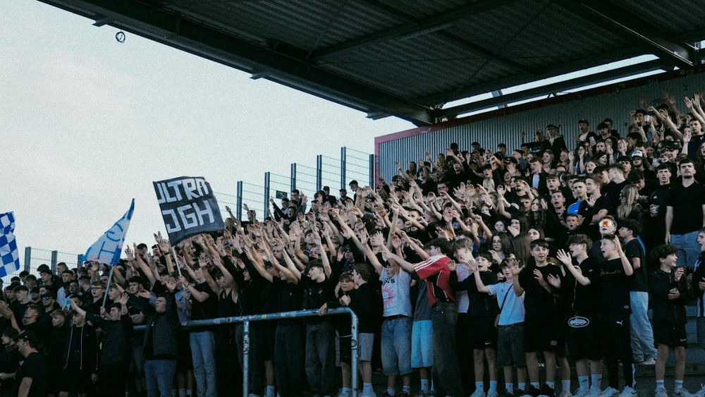 Der schwarze Fan-Block feuert an.