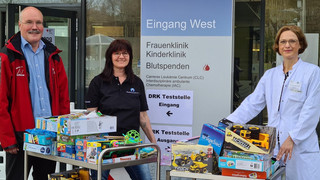 Große Spielzeug-Spende vor Ostern an die Kinderklinik vom UKGM