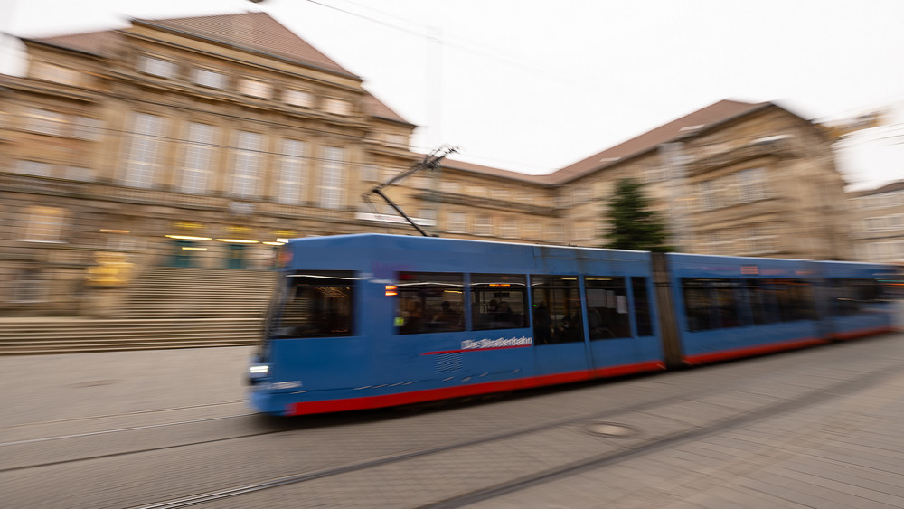 Die Kasseler Verkehrsgesellschaft stellt eine Straßenbahn zur Verfügung, damit Bewohner eines Mehrfamilienhauses nicht frieren müssen, während ein Brand an ihrem Haus gelöscht wird. (Symbolbild)