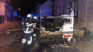 Rheinhessen: Wohnwagen in Ippesheim steht in Flammen