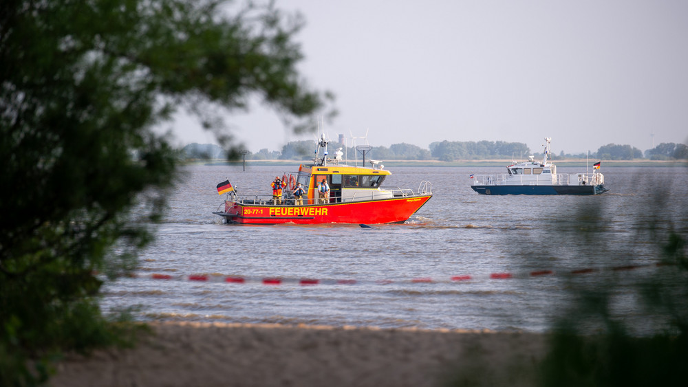 Die Feuerwehr und Wasserschutzpolizei war auf dem Rhein im Einsatz.