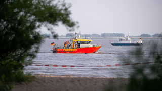 Einsatz auf Rhein bei Biblis - Feuerwehr rettet Menschen von Sportboot